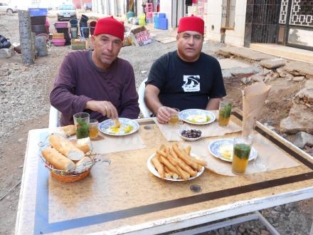 Entrañable imagen de un espléndido domingo en Marruecos con José Marqués y Juan Bartomeu